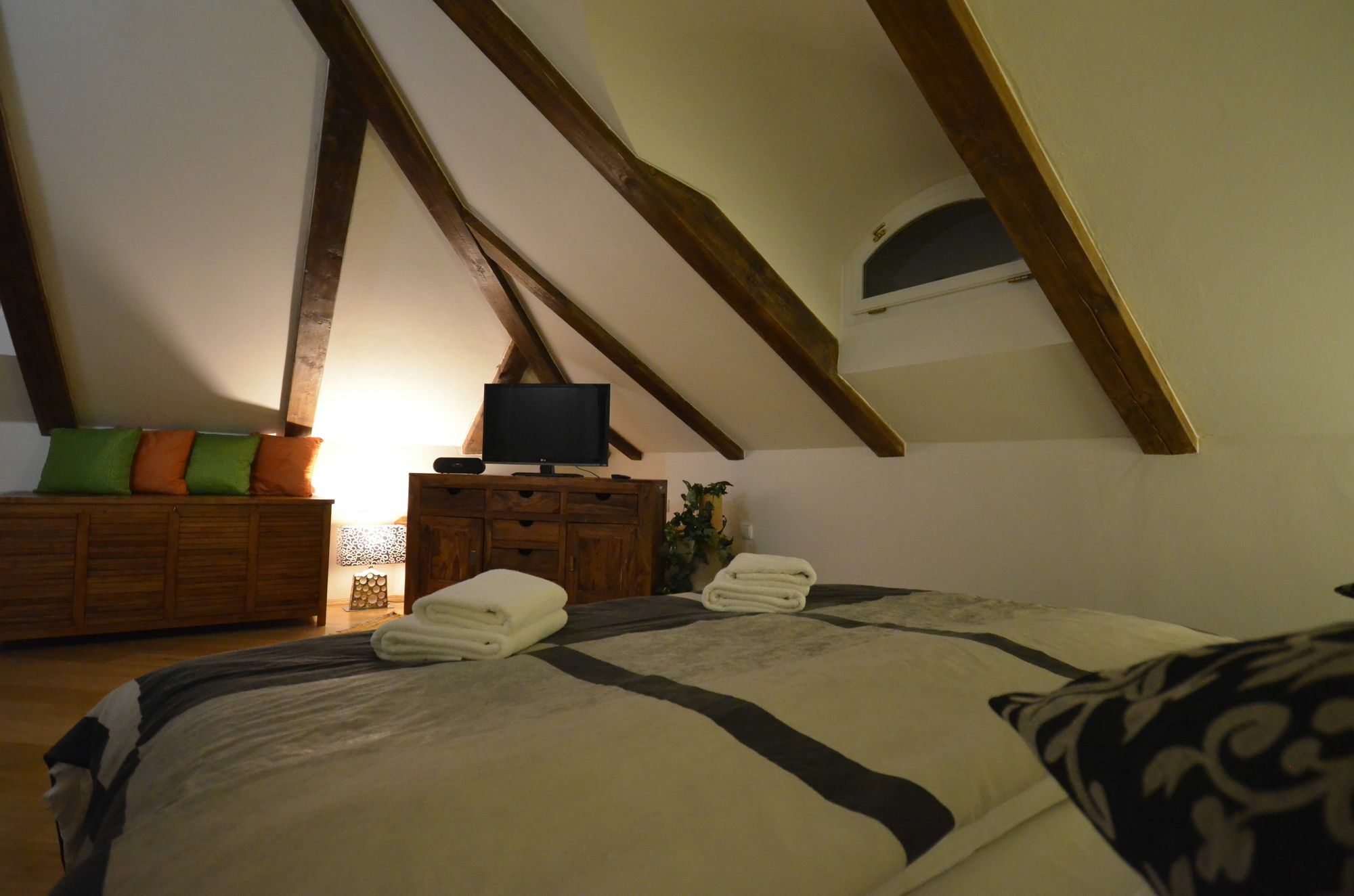 Attic Hroznova - Charles Bridge Appartamento *