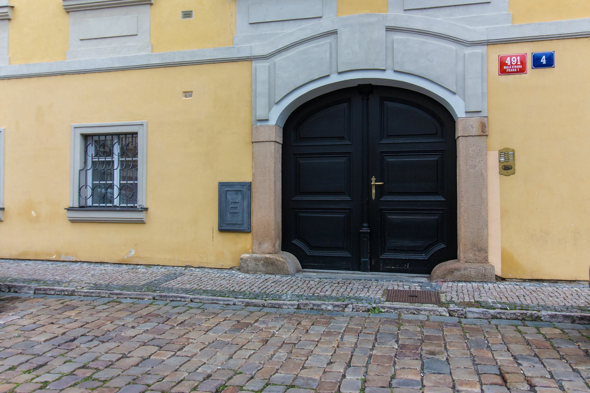Attic Hroznova - Charles Bridge Apartmán *