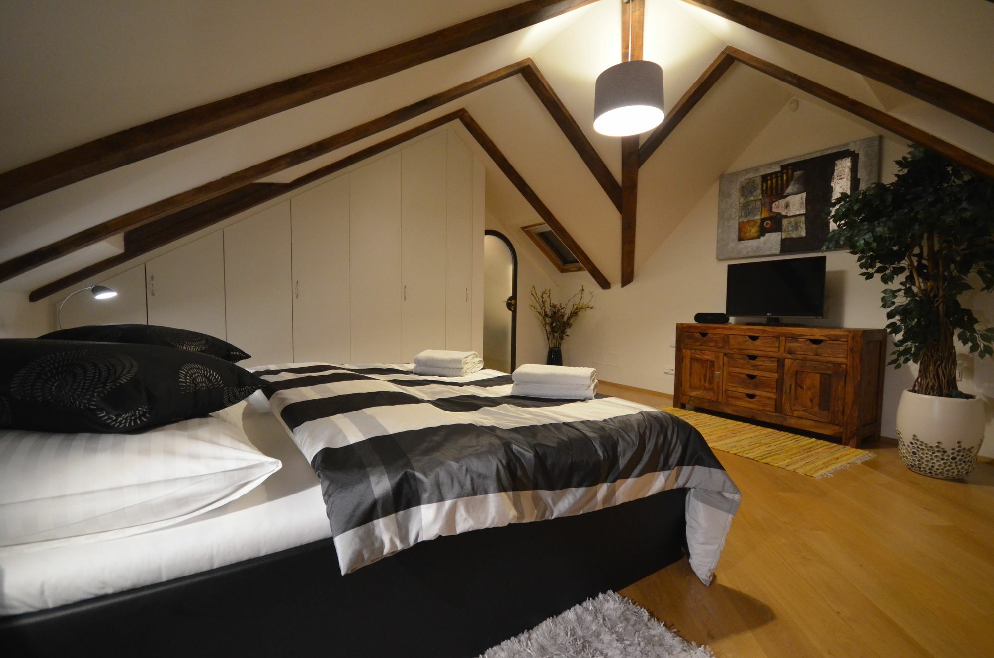 Attic Hroznova - Charles Bridge Praha
